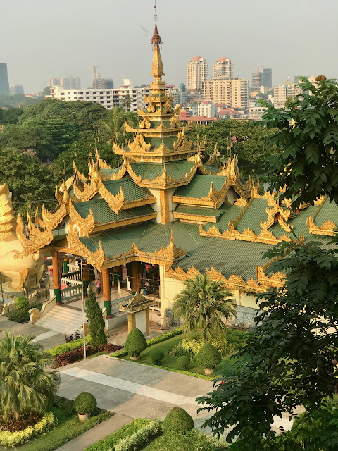 THE MAGNIFICENT SCHWEDAGON PAGODA OF YANGON IN MYANMAR