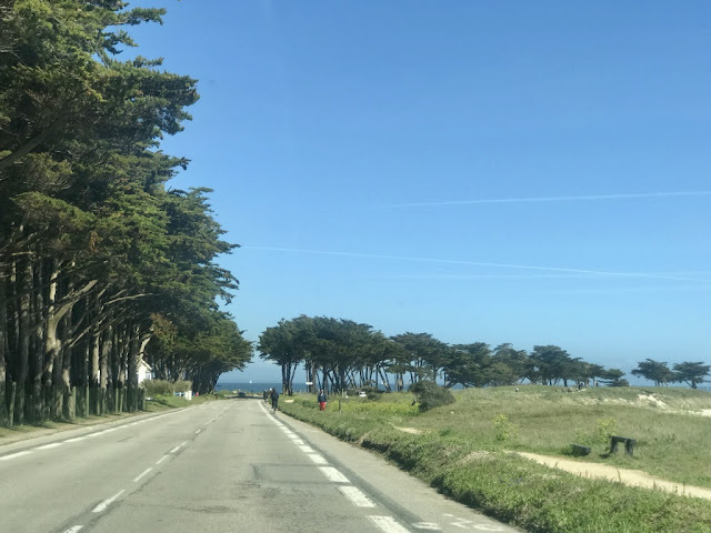 PRESQU’ILE DE QUIBERON OFF BRITTANY COAST . A NICE VILLAGE/SMALL TOWN
