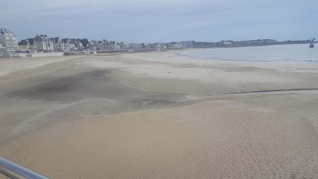 BEACHES IN TWO COUNTRIES .. WHICH IS THE SELFISH COUNTRY, THINKING OF JUST THEMSELVES?