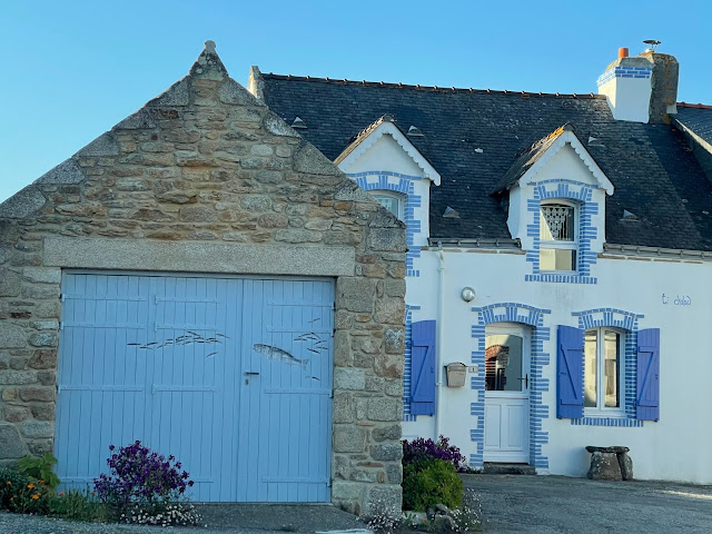 WE DROP IN FOR DINNER AT OUR BRETON NEIGHBOURS AND WE ENJOY THEIR HOSPITALITY. QUIBERON BRITTANY FRANCE