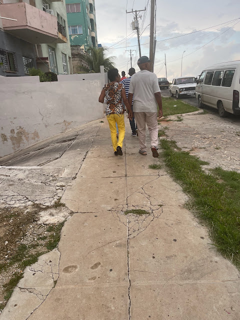 IN CUBA, PEOPLE STILL HOLD HANDS, REGARDLESS OF THEIR AGES .. IT IS NOT JUST FOR ADOLESCENTS